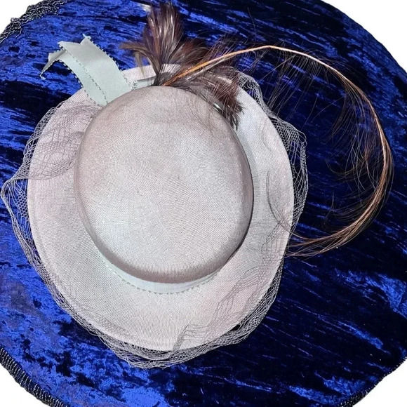 Vintage Mr. John 1950's Kentucky Derby Flapper Hat with Netting Bow and Feathers - Picture 6 of 7